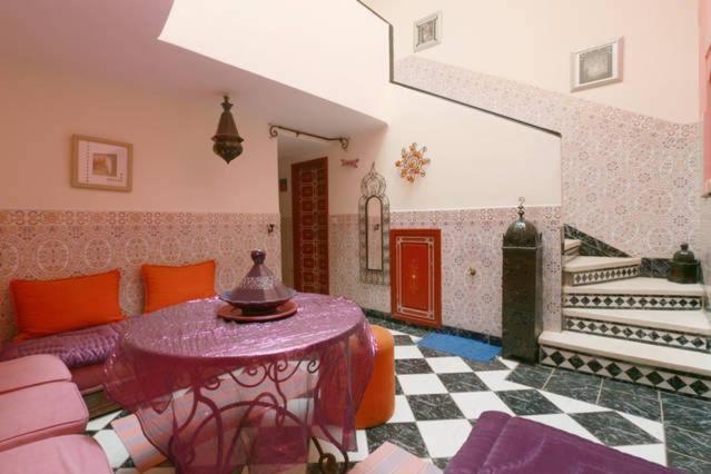 Maison Riad Traditionnel Idealement Situe A Marrakech Marraquexe Exterior foto